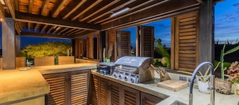 4BR Lux Villa w/ Pool - Perfect for Families/Groups at Fairway Breeze by Bocobay
