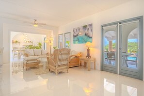 TV - 4BR Lux Villa w/ Pool - Perfect for Families/Groups at Fairway Breeze by Bocobay (Noord)