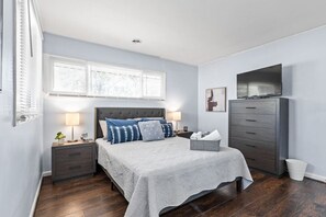 4 habitaciones, escritorio y tabla de planchar con plancha 