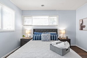 4 chambres, bureau, fer et planche Ă  repasser, lit parapluie