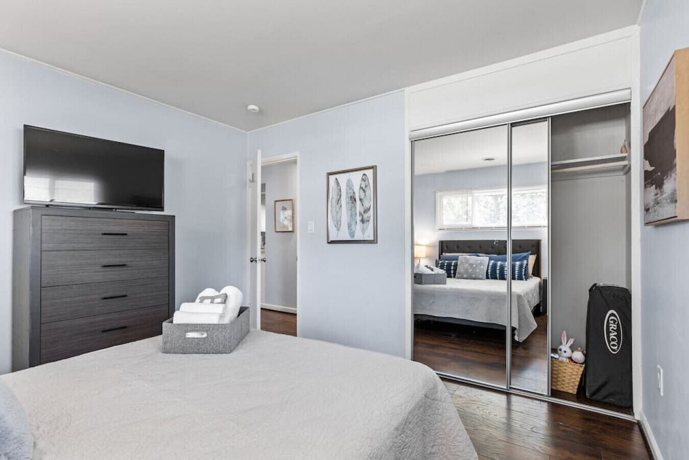 4 多间卧室、办公桌、熨斗/熨衣板、旅行婴儿床