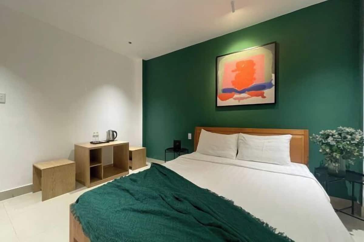 Escritorio, wifi gratis y ropa de cama