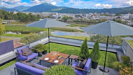 Breakfast, lunch, dinner served; Fusion cuisine, garden views . Kamo Residences by Reflections