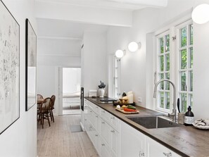 Køleskab, opvaskemaskine, køkkentøj/tallerkener/redskaber