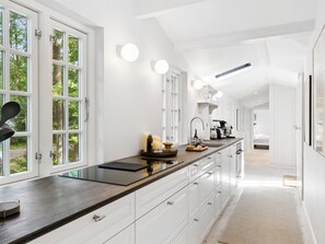 Køleskab, ovn, opvaskemaskine, højstol