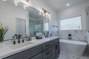 Hair dryer, towels, soap, shampoo - Stunning 3 story luxury downtown Houston retreat, designed for comfort and style (Houston)