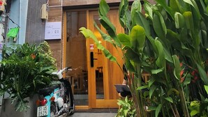 Um edifício de dois andares com uma placa indicando 