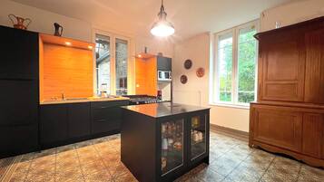 Microwave, oven, dishwasher, coffee/tea maker