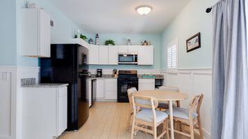 Kylskåp, mikrovågsugn, ugn och spishäll