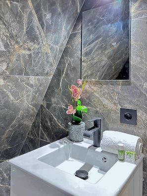 Shower, hair dryer, towels, shampoo - Stunning 2 bedroom  property in the Marais (Paris)