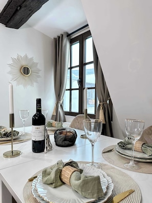 Dining - Stunning 2 bedroom  property in the Marais (Paris)
