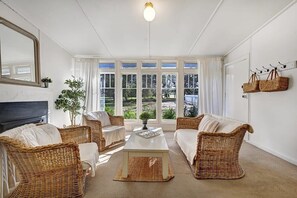 Televisión, chimenea y oficina 