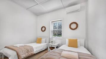 2 slaapkamers, een strijkplank/strijkijzer, reisbedje, wifi