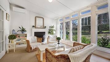 Télévision, cheminée, espaces bureaux