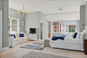 5 habitaciones, tabla de planchar con plancha, cuna de viaje y wifi 