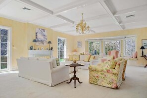 Televisión, chimenea y oficina 