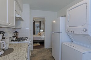 Fridge, microwave, oven, stovetop - Your Montrose Estate! Sleeps 18/8BR/4BA/4PA<br> (Houston)