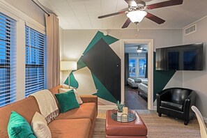 Smart TV - Your Montrose Estate! Sleeps 18/8BR/4BA/4PA<br> (Houston)