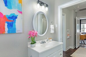 Ducha, artículos de higiene personal ecológicos y secador de pelo