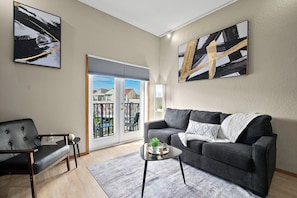 Smart TV - Charming, Quiet Condo in European Village with Balcony, near Beach (Palm Coast)