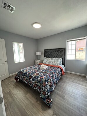 4 Schlafzimmer, Schreibtisch, Bügeleisen/Bügelbrett, kostenloses WLAN