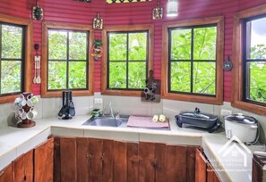 Mikrowelle, Herdplatte, Wasserkocher mit Kaffee-/Teezubehör, Toaster