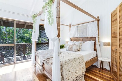 Sandy Feet- Luxury Coastal Escape, Stylish Hideaway in the Heart of Port Douglas at Four Mile Beach