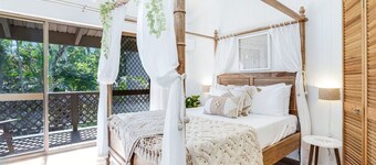 Sandy Feet- Luxury Coastal Escape, Stylish Hideaway in the Heart of Port Douglas at Four Mile Beach