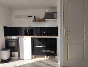 Fridge, microwave, oven, stovetop - Appartement Proche Gare et Centre-ville D'amiens (Rivery)