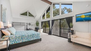 5 bedrooms, desk, travel cot, free WiFi