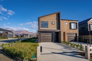 Exterior - Wanaka Wonder - Wanaka Holiday Home (Wanaka)