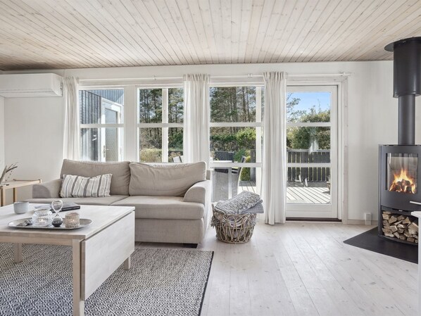 TV, fireplace - "Ofelia" - 2.5km from the sea by Interhome (Blokhus)