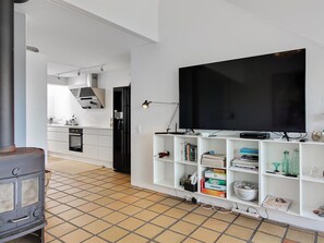 Fridge, microwave, dishwasher, cookware/dishes/utensils