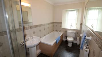 Combined shower/tub, hair dryer, towels