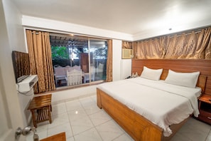 Double Room | In-room safe, desk, iron/ironing board, free WiFi - The Signature Crest (Mahabaleshwar)