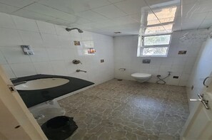 Dusche, Regendusche, kostenlose Toilettenartikel, Handtücher