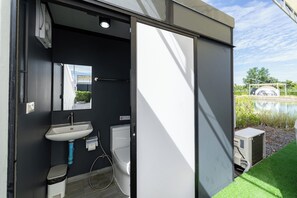 Ducha, cabezal de ducha tipo lluvia, toallas