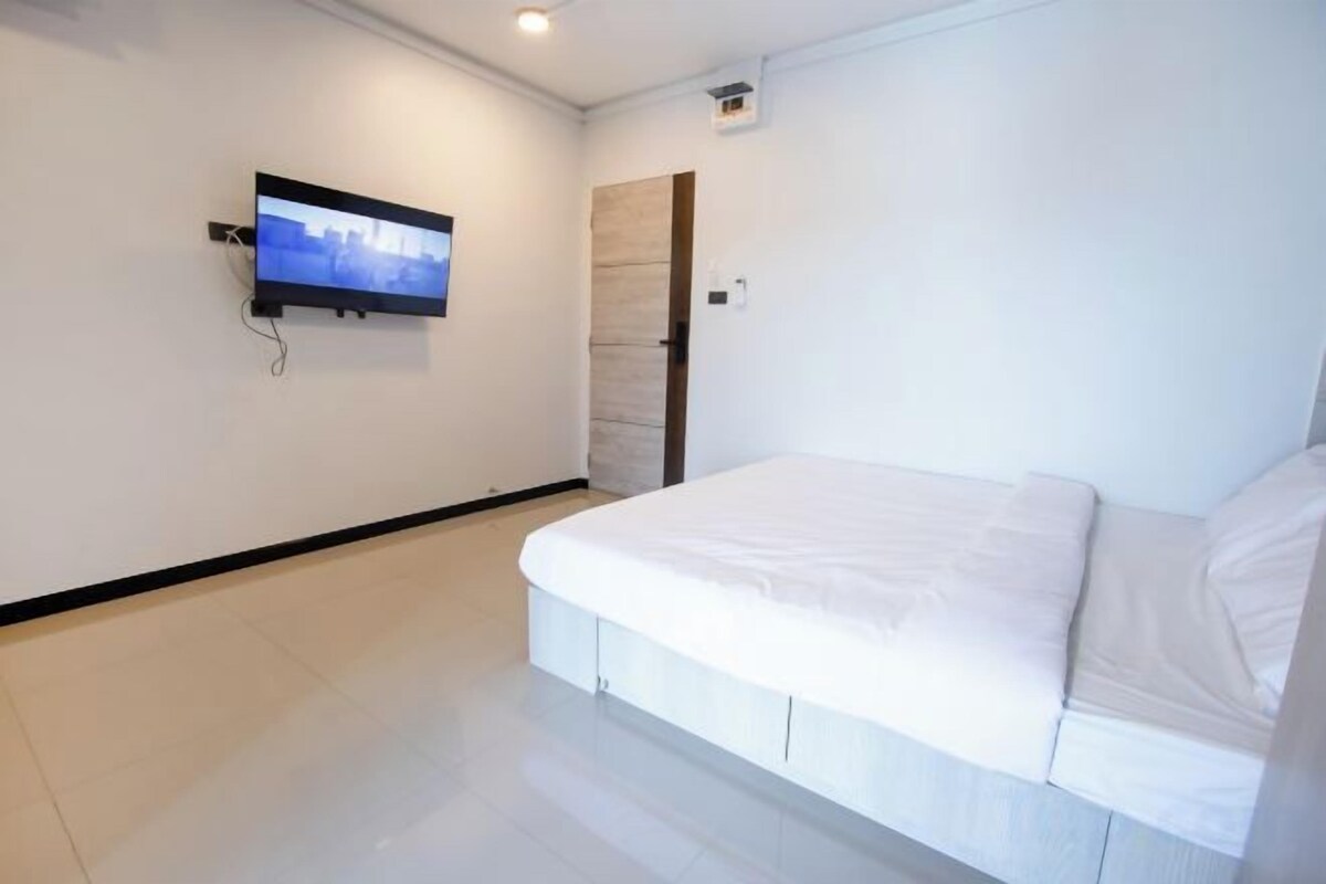 Escritorio, wifi gratis y ropa de cama 
