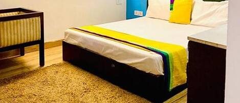 Quarto standard | Escrivaninha, roupa de cama