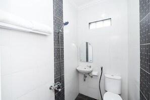 Shower, rainfall showerhead, towels - Perdana Kasih Hotel Klaten (Klaten)