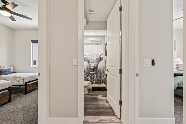 3 bedrooms, desk, iron/ironing board, free WiFi