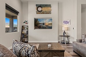 Smart TV, books - Casa Mesquite BL 991724 by J and Amy (Mesquite)