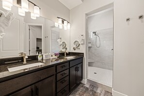 Sèche-cheveux, serviettes fournies