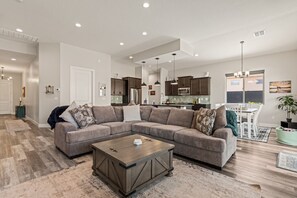 Smart TV, books - Casa Mesquite BL 991724 by J and Amy (Mesquite)