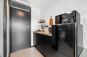 Refrigerador con freezer, microondas, cafetera expreso, cafetera/tetera