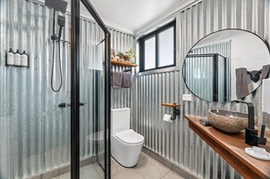 Toallas, jabón, champú y papel higiénico