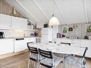 Kühlschrank, Mikrowelle, Geschirrspüler, Kochgeschirr/Geschirr/Besteck