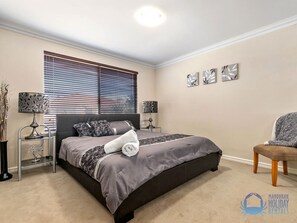 4 عدّة غرف نوم ومكواة/لوح كي وواي فاي مجانًا وملاءات أسرّة