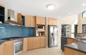 ثلاجة، ميكروويف، فرن، موقد طهي مسطح