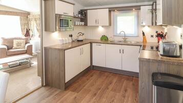 Køleskab, opvaskemaskine, elkedel, brødrister